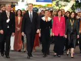 El Rey Felipe, la Reina Letizia y la presidenta de la Comunidad, Isabel Díaz Ayuso, durante su visita a Fitur.