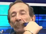 Un periodista siciliano cumple su promesa y se afeita el bigote tras 50 años por la detención de Messina Denaro.