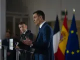 Emmanuel Macron y Pedro S&aacute;nchez en la Cumbre Hispano-Francesa, en Barcelona.