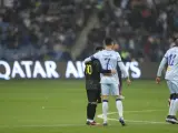 Messi y Cristiano se abrazan por última vez sobre un terreno de juego.
