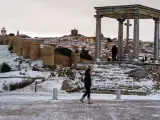 Vista de la ciudad de Ávila cubierta por la nieve en la madrugada de este miércoles 18 de enero.