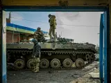 Soldados ucranianos preparan un tanque en Bajmut, en diciembre de 2022.