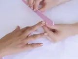 Una chica haciendo la manicura.