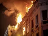 n incendio de grandes dimensiones arrasó este jueves una casona del centro histórico de Lima, apenas a unos metros de la icónica Plaza San Martín, epicentro de la gran manifestación antigubernamental en la capital peruana.