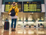Turística en el aeropuerto internacional de Barcelona