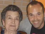 Andrés Iniesta, junto a su abuela materna.