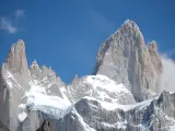 El monte Fitz Roy (a la derecha), en la frontera entre Argentina y Chile.