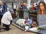 Una mujer deja flores en la tumba de Lisa Marie Presley (en la foto insertada).