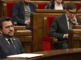 Los l&iacute;deres de ERC y PSC, Pere Aragon&egrave;s y Salvador Illa, en el Parlament.
