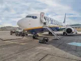 Avión de Ryanair en el aeropuerto de Tenerife Norte.