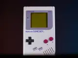 Las consolas antiguas son objeto de deseo para muchos coleccionistas y, por ejemplo, una Game Boy clásica, con caja, manual y cable de conexión puede venderse por una cifra superior a los 100 euros.
