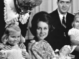 El rey Felipe VI, con solo dos días de vida, en brazos de su madre y rodeado de su padre, sus hermanas y su abuela materna, la reina Federica de Grecia. El príncipe nació el 30 de enero de 1968 en la clínica madrileña de Nuestra Señora de Loreto.