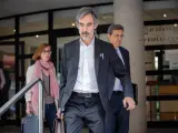 Cristobal Martell, abogado del caso Neymar, saliendo de los juzgados de Esplugues de Llobregat (Barcelona).