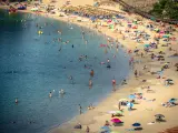 Cientos de turistas disfrutan de un día de playa en Menorca el pasado verano.