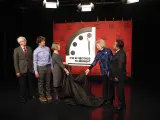 Siegfried Hecker, Daniel Holz, Sharon Squassoni, Mary Robinson y Elbegdorj Tsakhia muestran el reloj actualizado.