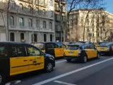 Centenares de taxis -2.000 según la organización y 900 según el Ayuntamiento de Barcelona- ocupan desde las diez de la mañana un largo tramo de la Gran Via entre la plaza Tetuán y el paseo de Gràcia.