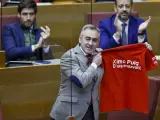 El diputado del PP Miguel Barrachina, este miércoles, con una camiseta de campaña de Ximo Puig.