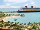 Un barco de Disney Cruise Line atracado en las orillas de Castaway Cay