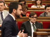 El líder del PSC, Salvador Illa, atiende a la intervención de este miércoles del president Aragonès durante la sesión de control en el Parlament,