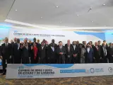 Los jefes y jefas de Estado posan para la foto grupal durante la jornada inaugural de la VII Cumbre de la Celac en Buenos Aires.
