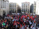 Miles de médicos y docentes concentrados este miércoles en la plaza de Sant Jaume de Barcelona.