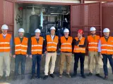 Representantes de Iberdrola y Grupo AN ante la bomba de calor instalada en Ávila