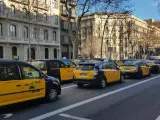 Los taxistas, en la Gran Via de Barcelona, este miércoles.