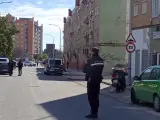 Agente de la Policía Nacional cercando la zona de la vivienda donde se ha atrincherado un hombre.