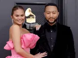 John Legend y Chrissy Teigen, en los Grammy 2022.