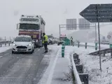 Varios vehículos circulan por una carretera cubierta de nieve, a 26 de enero de 2023, en Doncos, As Nogais, Lugo, Galicia (España).