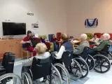 Ancianos en una sesión de musicoterapia en una residencia