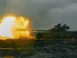 Un tanque ruso T-80 capturado por los soldados ucranianos hace fuego, en una foto de archivo.