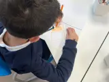 Uno de los alumnos de el colegio haciendo uno de los diseños