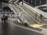 Pavimento tactovisual y braille en las escaleras del Metro de Madrid.