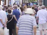 Gente caminando por el centro de Sevilla.