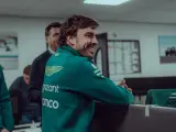 Fernando Alonso sonríe mientras conversa con trabajadores de Aston Martin.