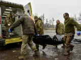 Paramédicos transportan a un herido en Donetsk.