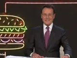 Matías Prats bromea en el informativo del sábado de Antena 3.