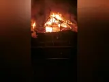 Varias casas han tenido que ser desalojadas ante la virulencia de las llamas.