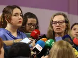 La secretaria de Estado de Igualdad, Ángela Rodríguez (i), y la delegada del Gobierno contra la Violencia de Género, Victoria Rosell (d), atienden a los medios este lunes en el Ministerio de Igualdad.