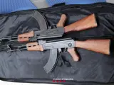 Los dos AK-47 requisados.