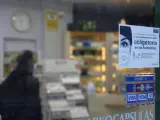 Un cartel que obliga a la mascarilla en una farmacia.