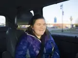 Una adolescente con discapacidad intelectual en su coche.