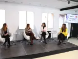 Ana Díaz, directora de Comunicación de Mastercard España; Carmen García, presidenta de la Fundación Woman´s Week; Paloma Real, directora general de Mastercard España; y Elena Bermejo, Head of Cards de Banco Santander.