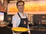 Senén González posando con uno de sus productos estrella: la tortilla.