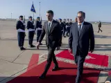 El presidente del Gobierno, Pedro S&aacute;nchez, recibido por el primer ministro de Marruecos, Aziz Akhannouch.