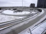 Una mezcla de hielo cubre la autopista 114 en Roanoke, Texas.