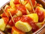 Patatas con salsa brava (con tomate).