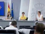 La ministra de Justicia, Pilar Llop; la de Igualdad, Irene Montero y la ministra Portavoz, Isabel Rodríguez, durante una rueda de prensa tras el Consejo de Ministros, a 30 de agosto de 2022, en Madrid (España).