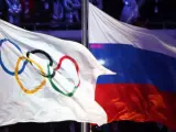 Las banderas olímpica y rusa.